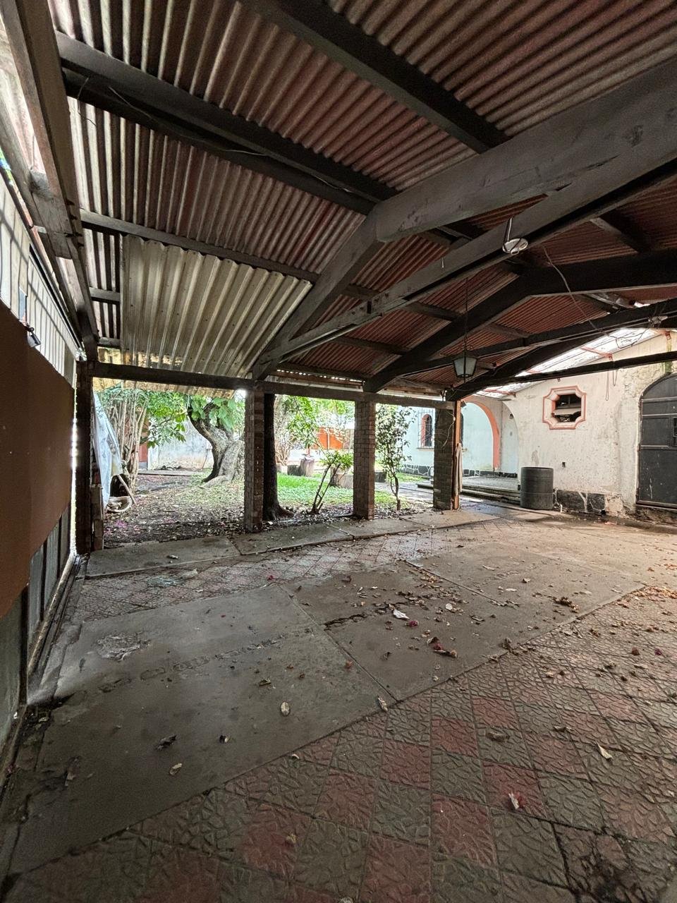 Terreno de esquina en ubicación privilegiada en zona 9.  Descripción
 639 v2 (44