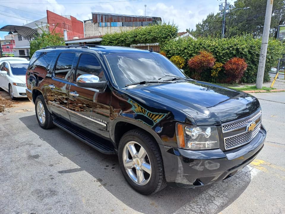 CHEVROLET SUBURBAN LTZ 
MODELO 2013
AUTOMATICA
TRASMISION 4x2
BAUL ELECTRICO 
SU
