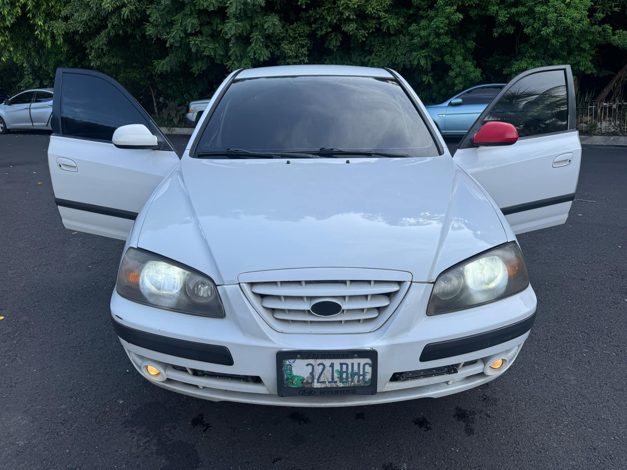 CON EL PERMISO DEL ADMIN, LES OFREZCO:
HYUNDAI ELANTRA 2005