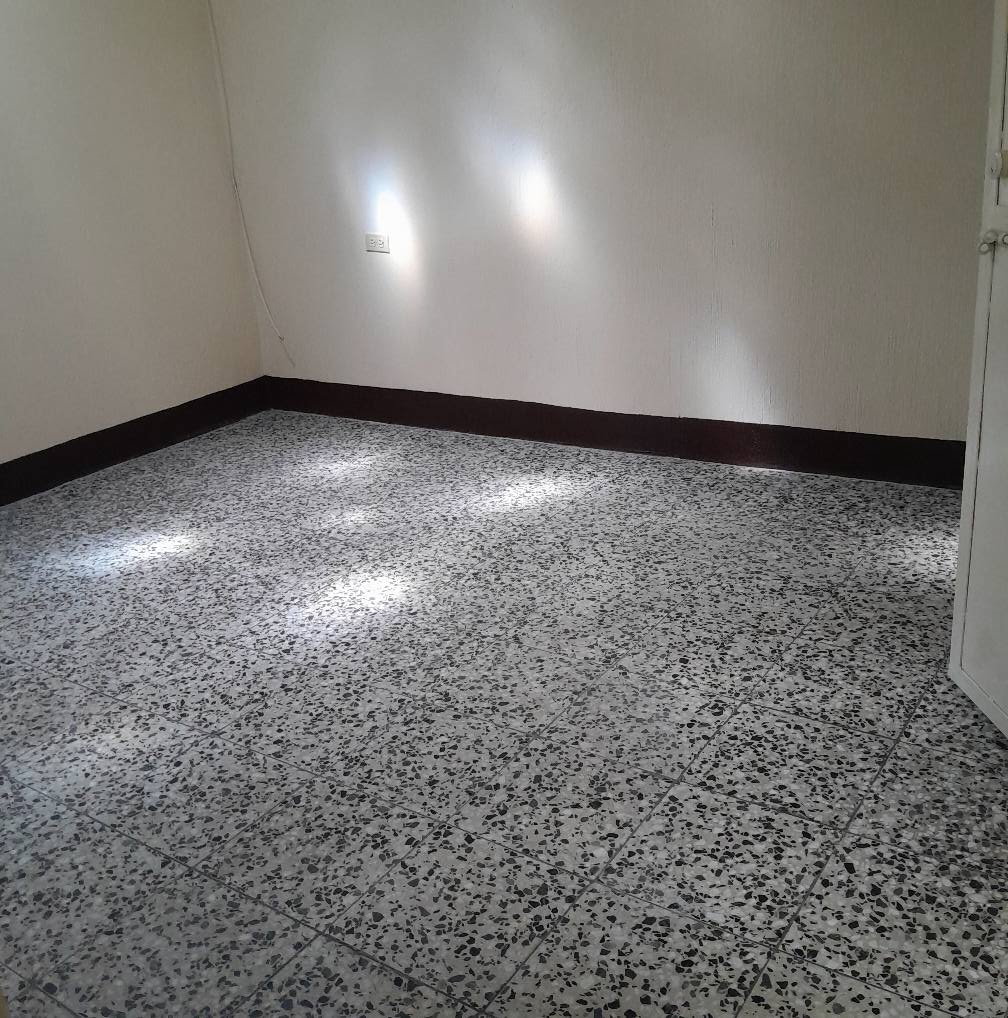 1 nivel, 4 dormitorios, 2 con closet, 2 baños, sala, comedor. Cocina con gabinet