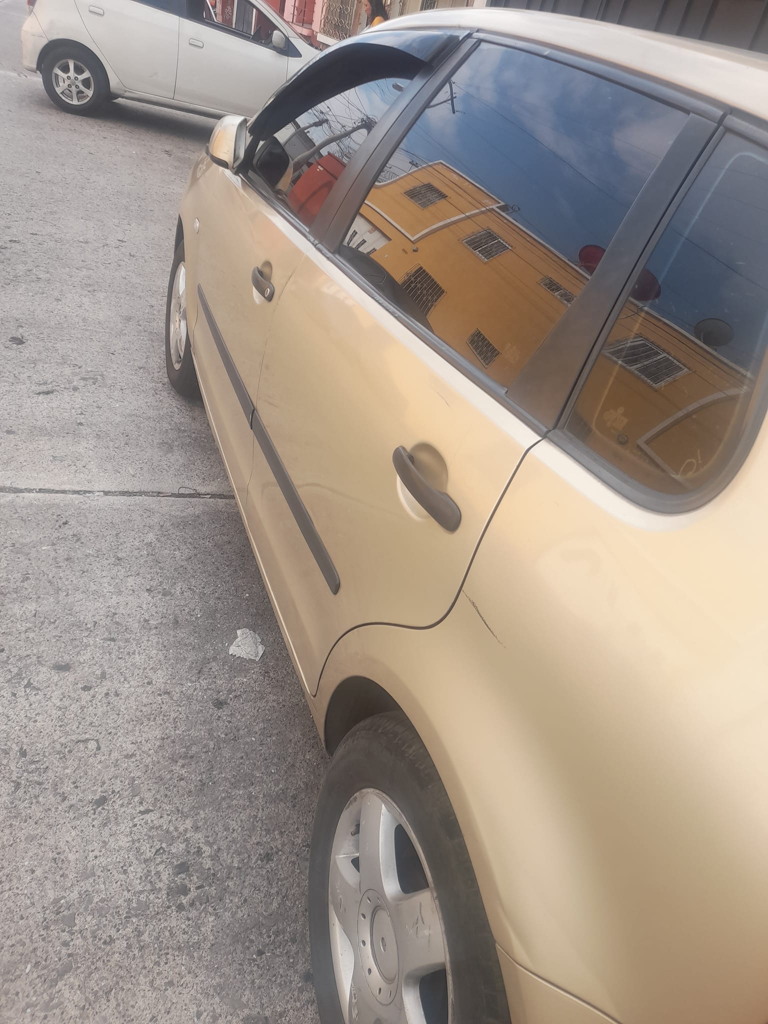 Buenas tengo este volswagen polo hatchback 2005 1.6  Ofresco 4,000 y el carro po