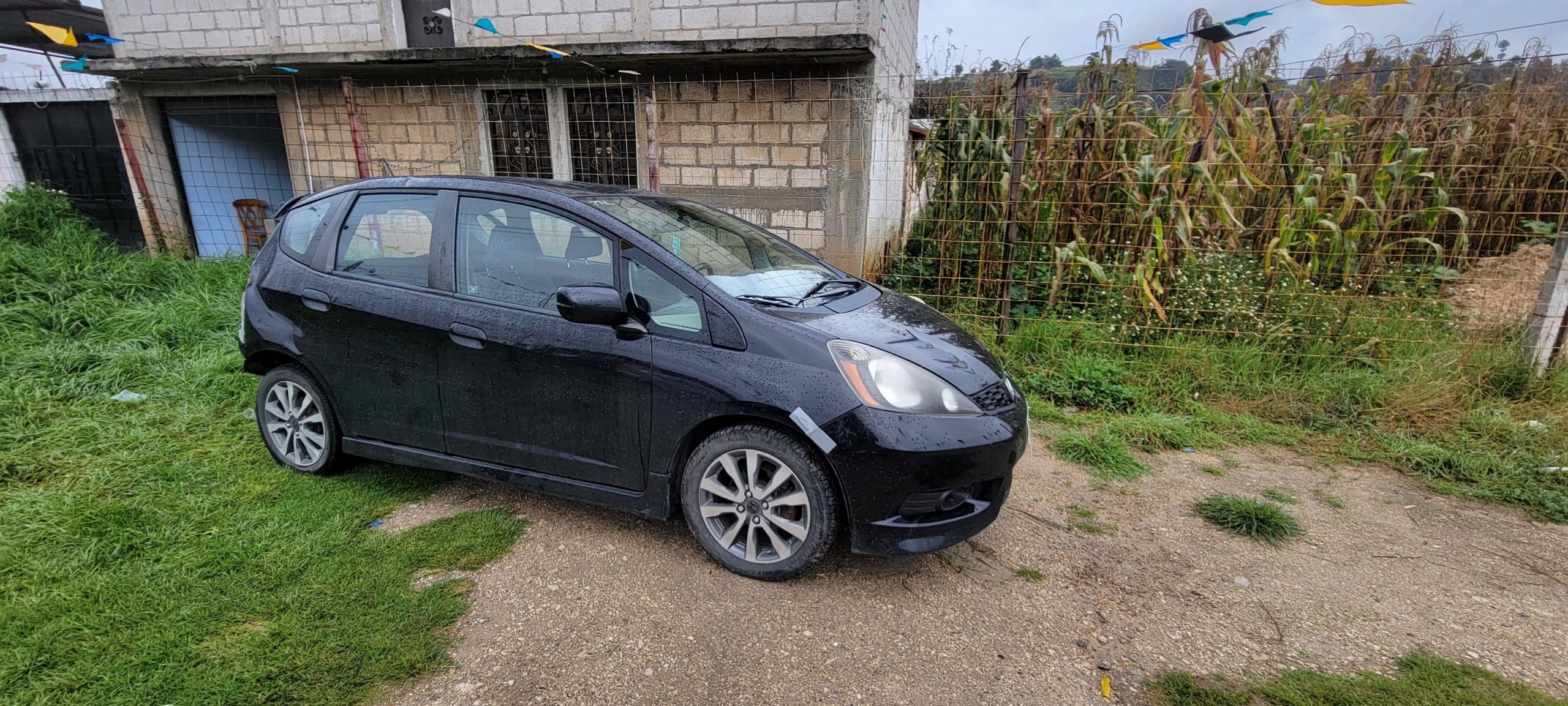 Vendo honda fit sport 
 Modelo 2012 
 Motor 1.5 
 Caja mecanica 
 Todas sus bols