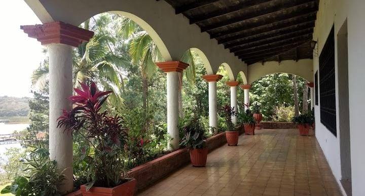 HERMOSA CASA EN LAGUNA DEL PINO BARBERENA SANTA ROSA FINCA PRODUCTORA DE CAFÉ Y