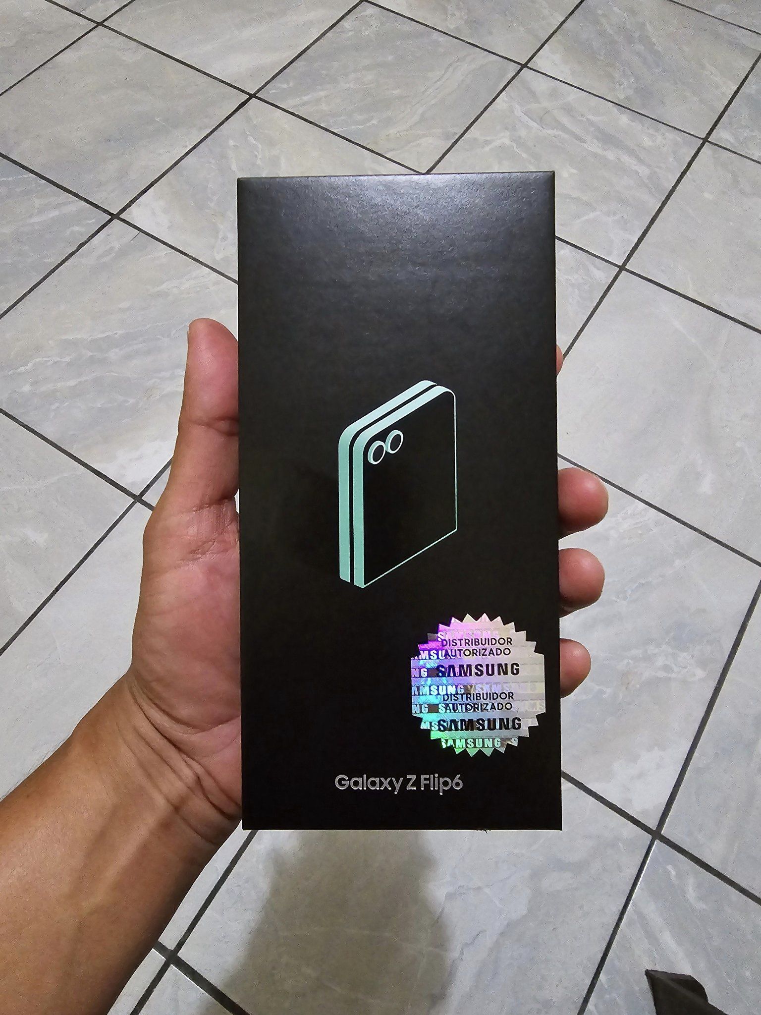 Vendo Zflip 6 DOBLE SIM FÍSICO LIBERADO
 Memoria 256GB y 12 Ram
 Teléfono en caj