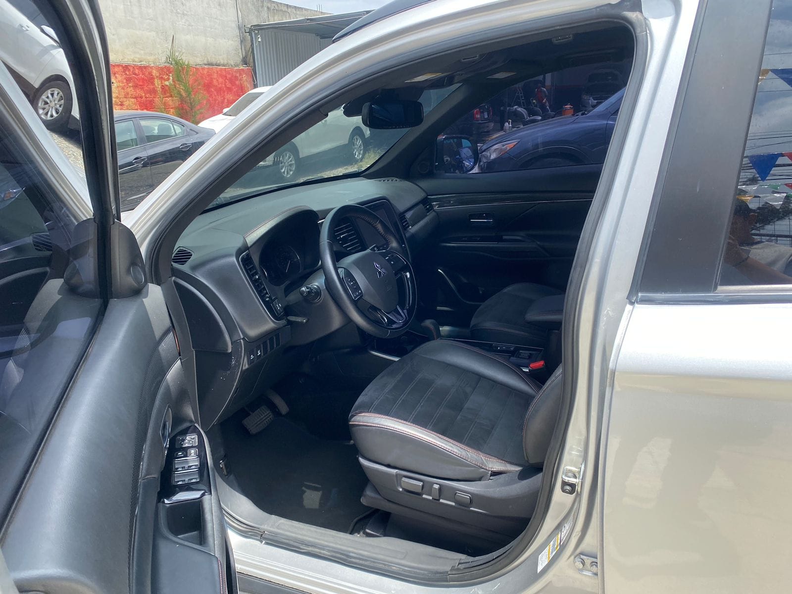 Vendo Mitsubishi outlander 4x2 modelo 2020 3 filas automatica motor 2.4 sistema