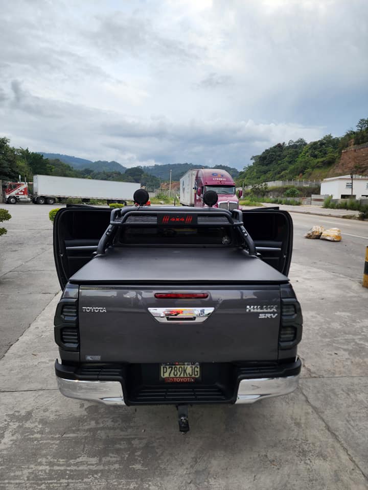 Vendo toyota hilux srv modelo 2019 automático más información al 5592 7016