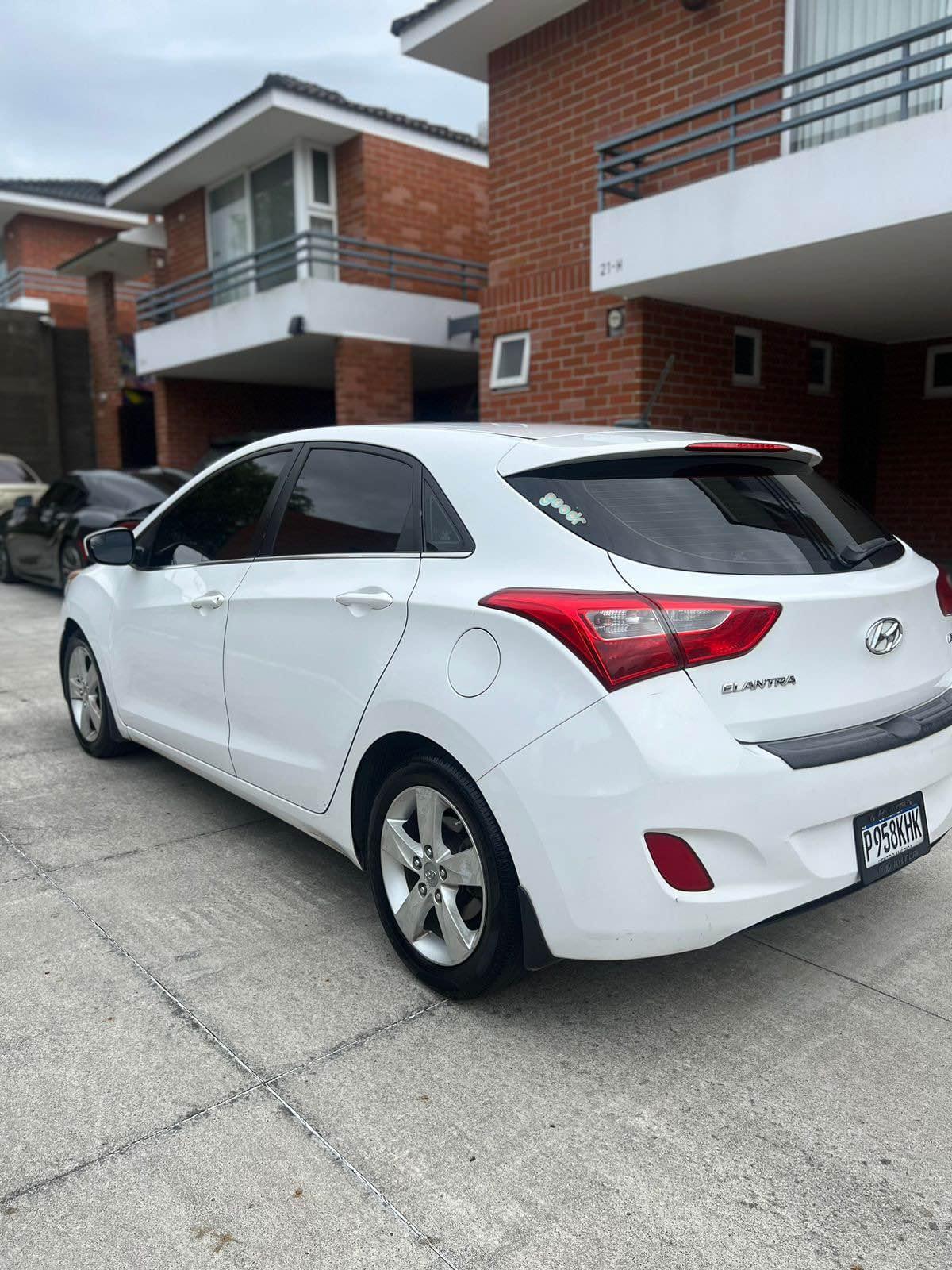 Hyundai Elantra GT 2016 
 Motor 2.0 4 Cilindros
 198 Millas
 Automático 
 4 cili