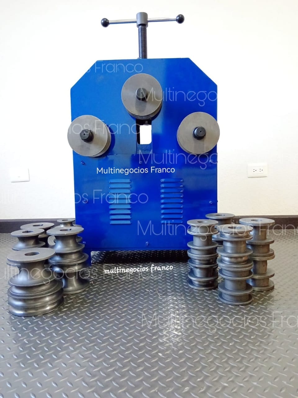 ROLADORA DE TUBO ELÉCTRICA 
 CORRIENTE 220 VOLTIOS 
 ROLADO DE TUBO REDONDO
 Y C