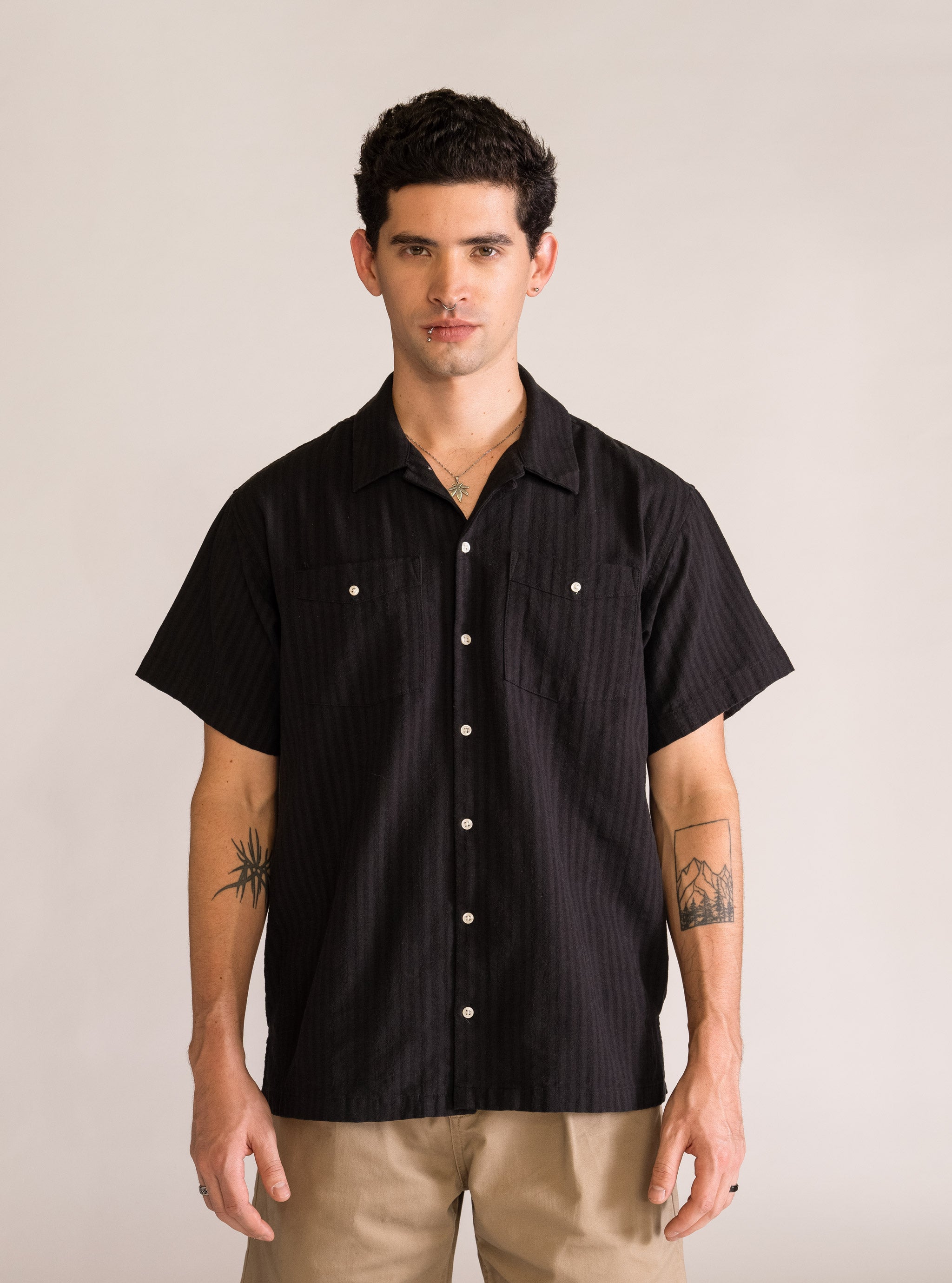 It Might Not Camisa, Negro