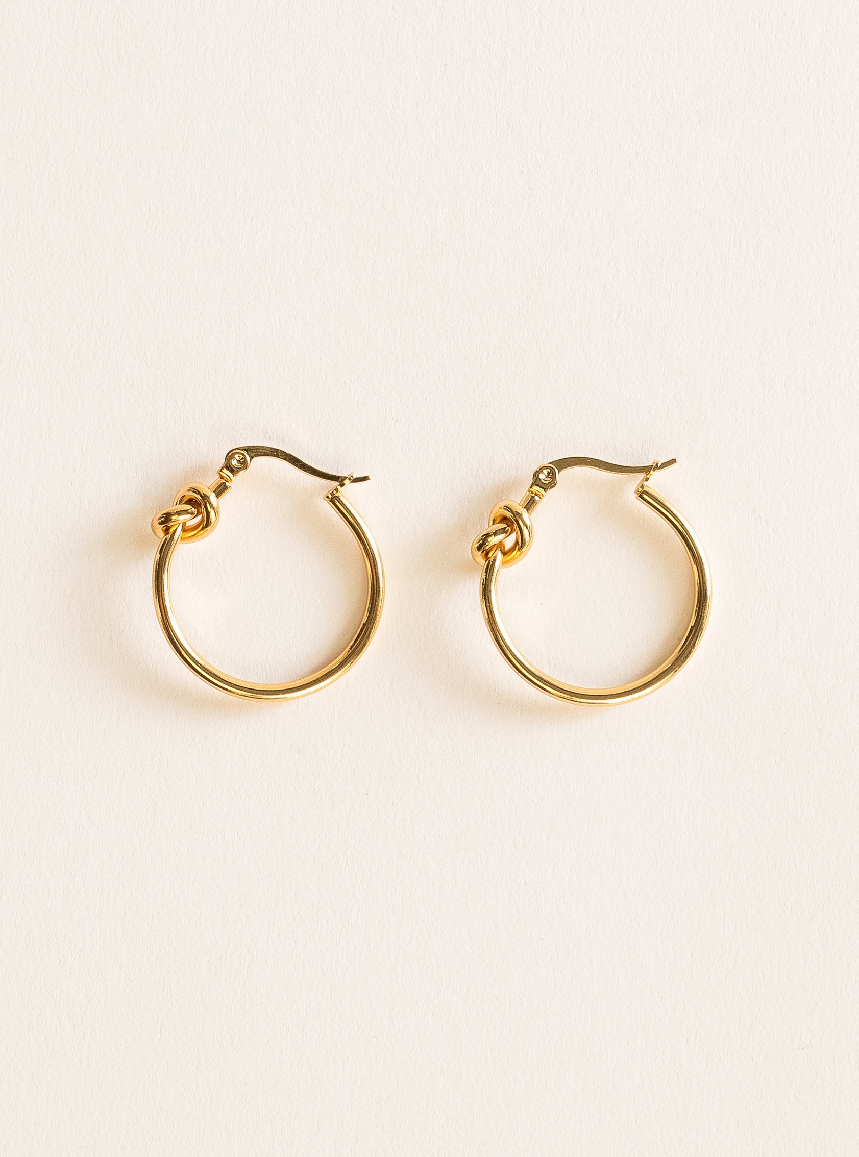 Knot Off Earrings, Dorado