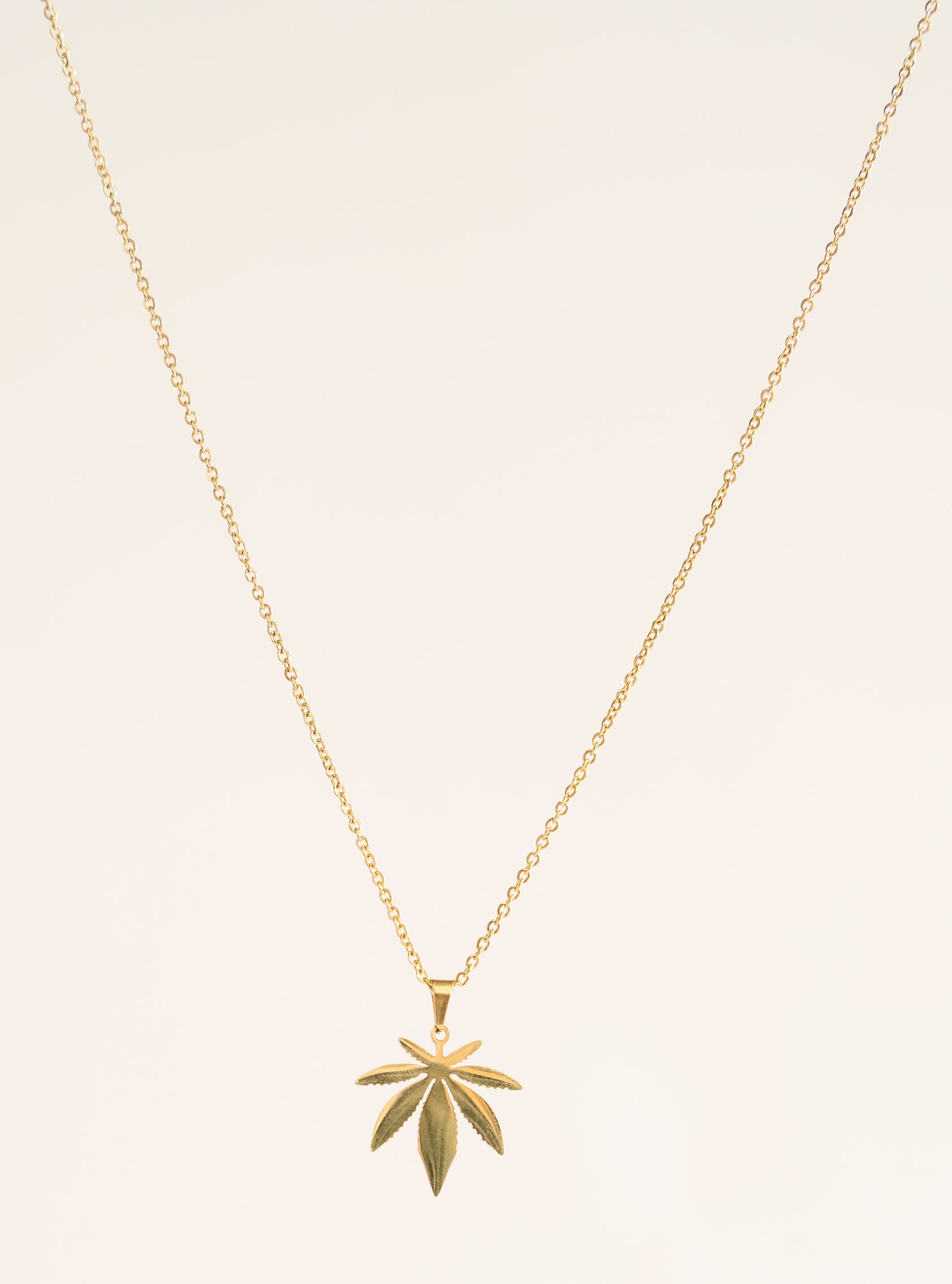 Maple Leaf Pendant Necklace, Dorado