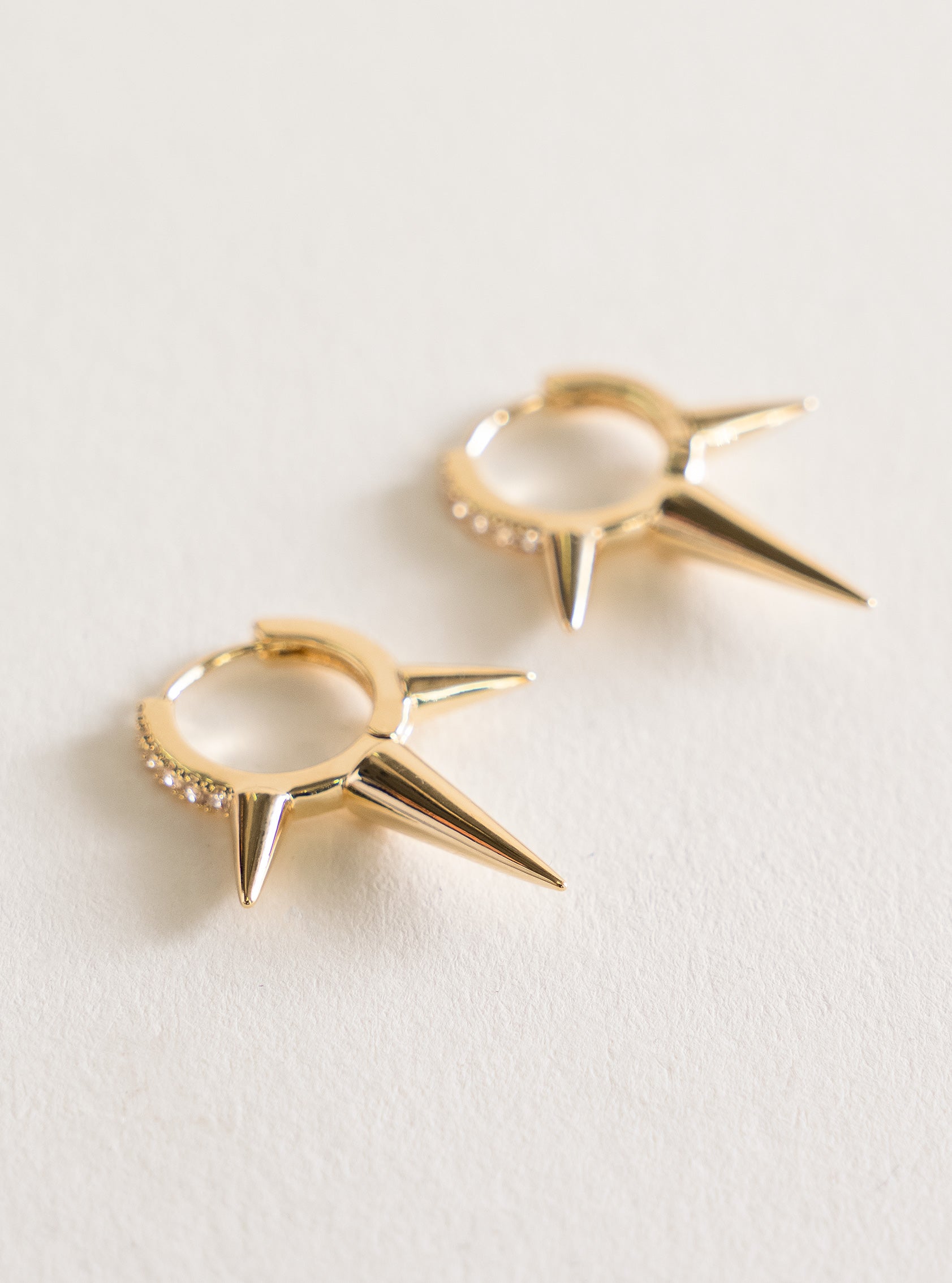 Mini Circle Hoops Rock On Earrings, Dorado