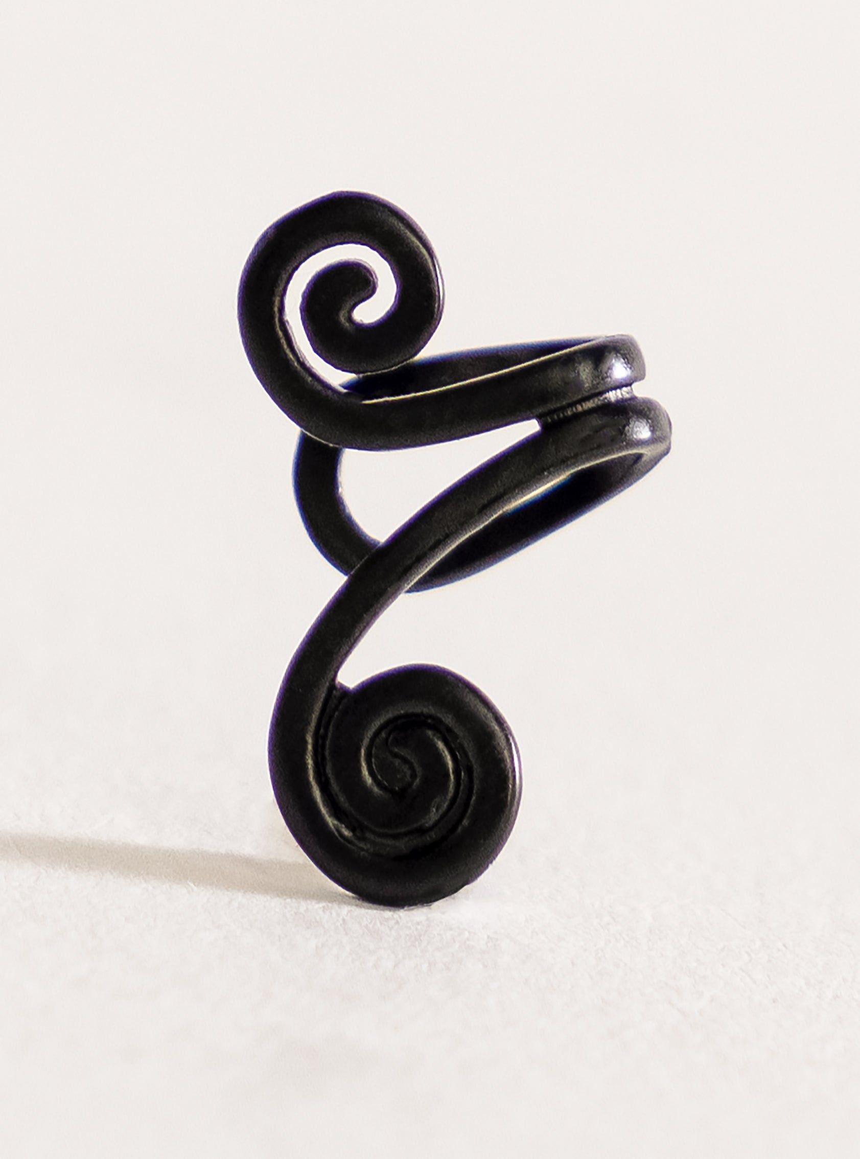 Curved Earrings, Negro