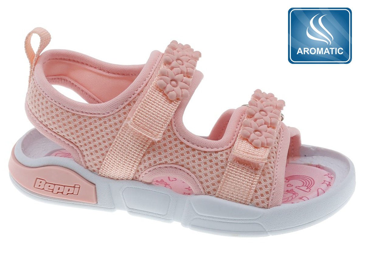 Sandalí­a Beppi en tela, con flores decorativas en ambos velcros para poner y ajustar fácilmente suela antideslizante de goma, aromática para niña color coral