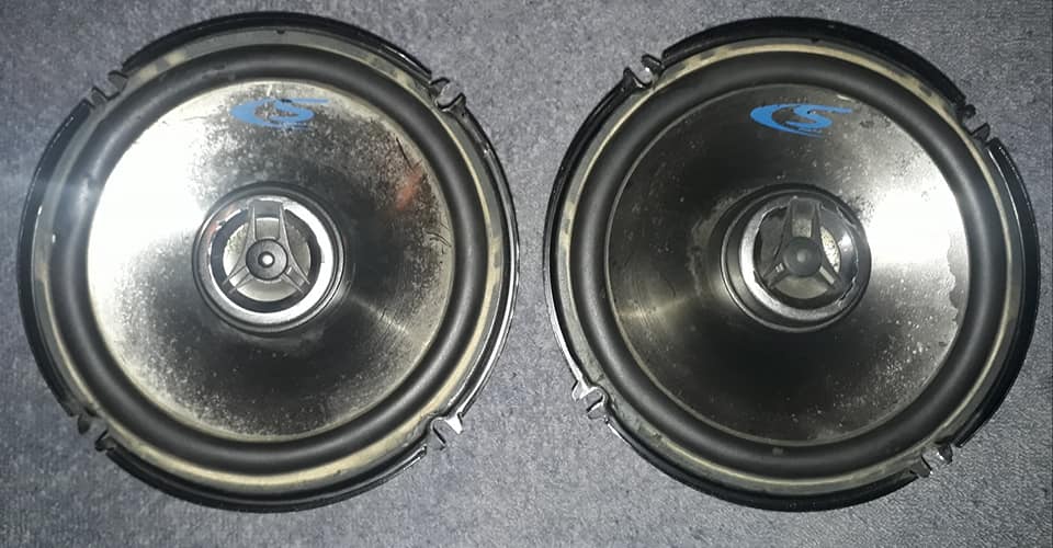 Vendo un par de bocinas redondas alpine originales de 200 watts suenan duro son usadas pero suenan b