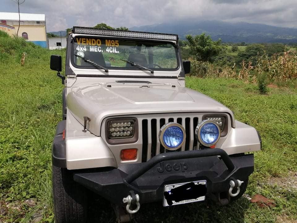 Se vende: 
Jeep Wrangler río grande edition mod. 95
4×4 impecable
motor 2.5 
económico y galletudo!!