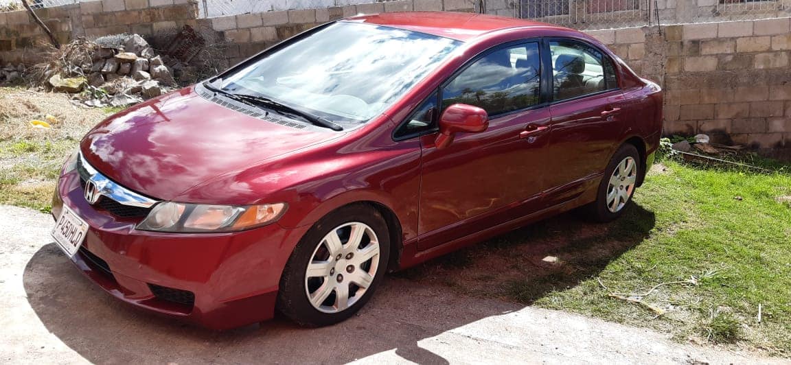 Vendo Honda Civic modelo 2010 automático con aire lo tengo en Salamá Baja Verapaz teléfono 3090 6488