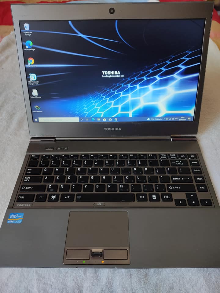 Laptop Toshiba i7 SSD y teclado iluminado