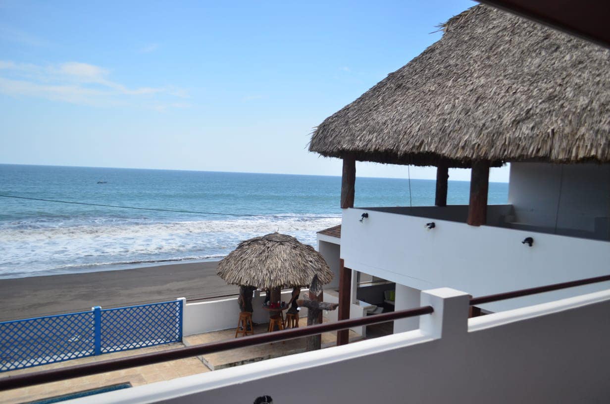 Alquilo amplia y preciosa casa de playa frente al mar en Monterrico