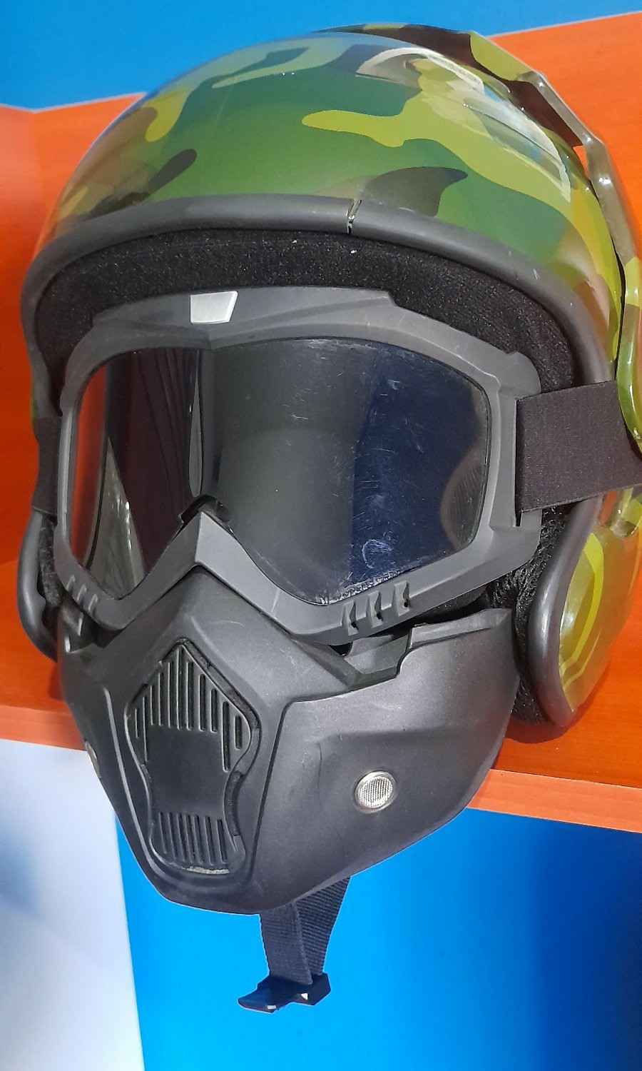 Cosco militar con mascara incorporada