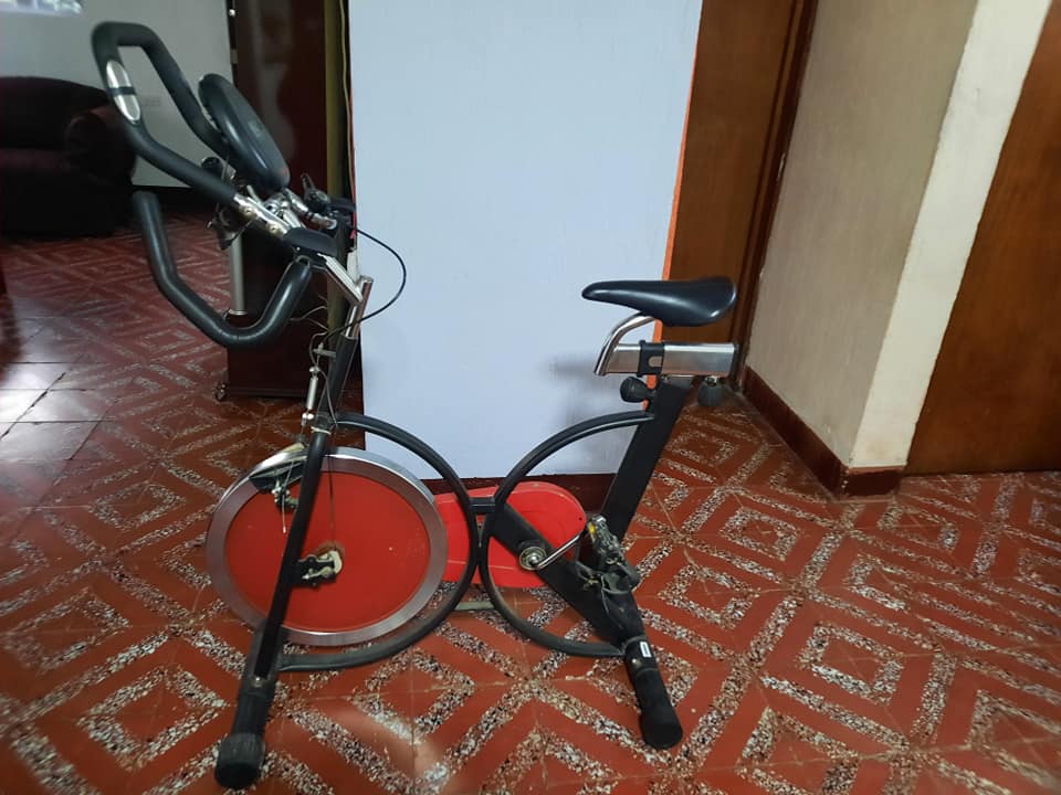 Muebles y bicicleta eliptica