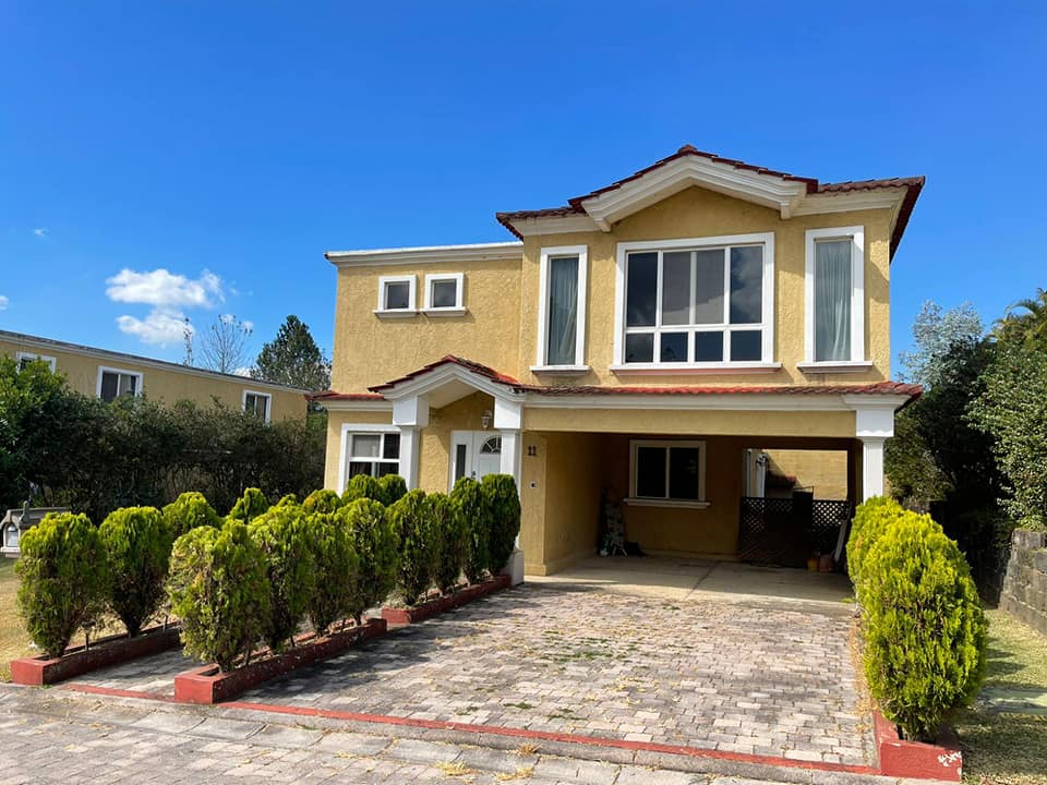 Vendo Amplia Casa en Condominio San Lorenzo de Almagro, Carretera al salvador, $150,000 Dolares.