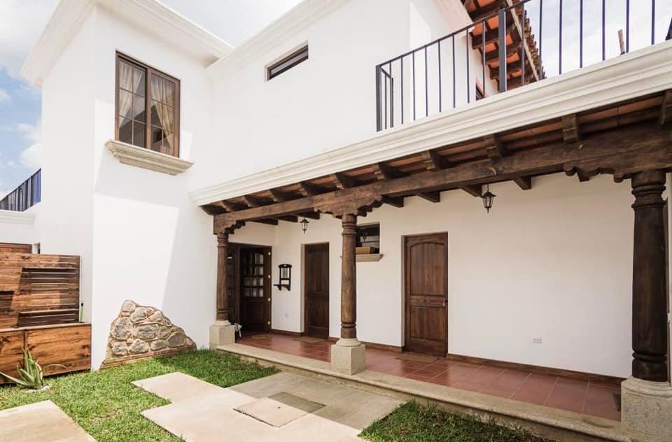 Vendo hermosa casa ubicada en residencial Las Marías; Santa Lucía Milpas Altas, Sacatepéquez