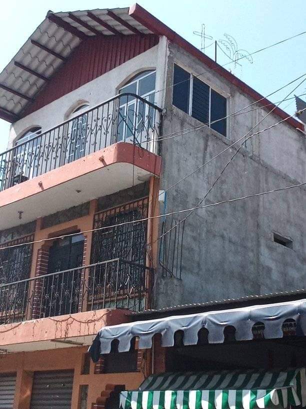 Vendo una casa de tres nivel 5 x10 a la par del parque central de santiago Atitlán