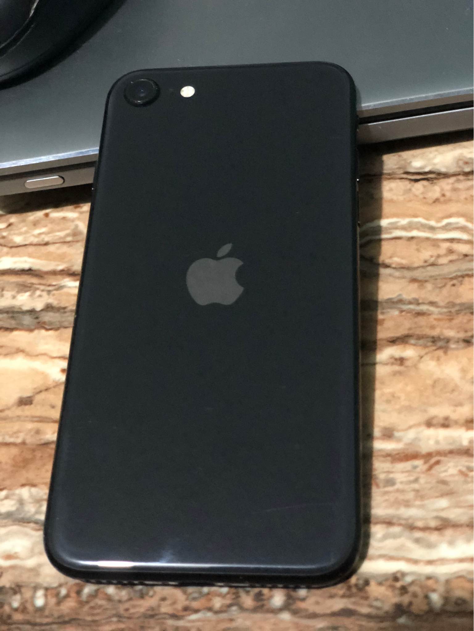 iPhone SE 2020 (tiene iCloud)