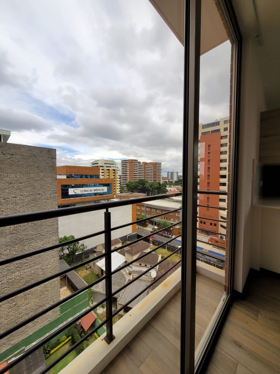 Rento apartamento en Casa Once zona 14 nivel medio con balcón