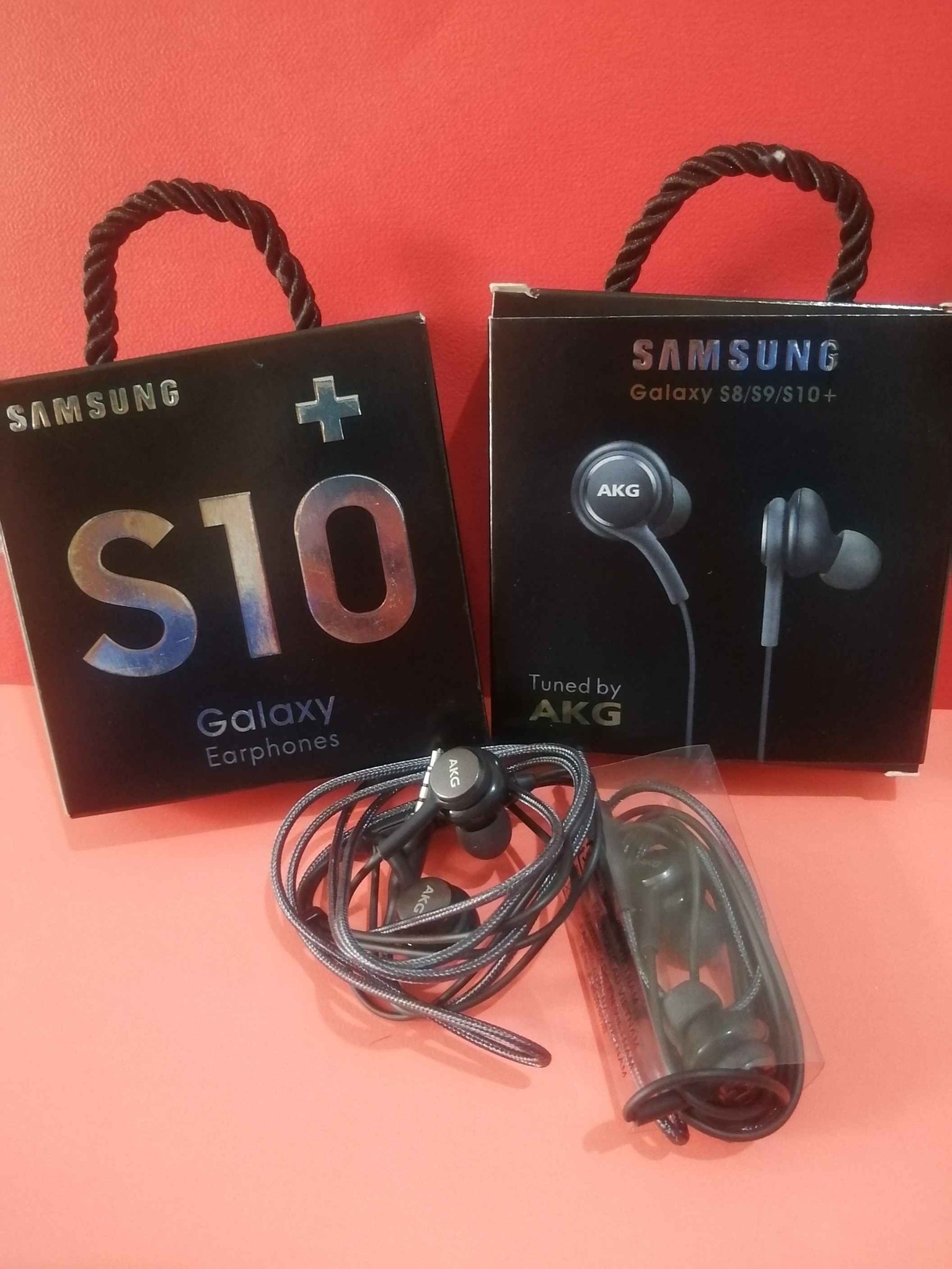 Audífonos Samsung akg con buen sonido 50 cada uno y 2×80 la oferta