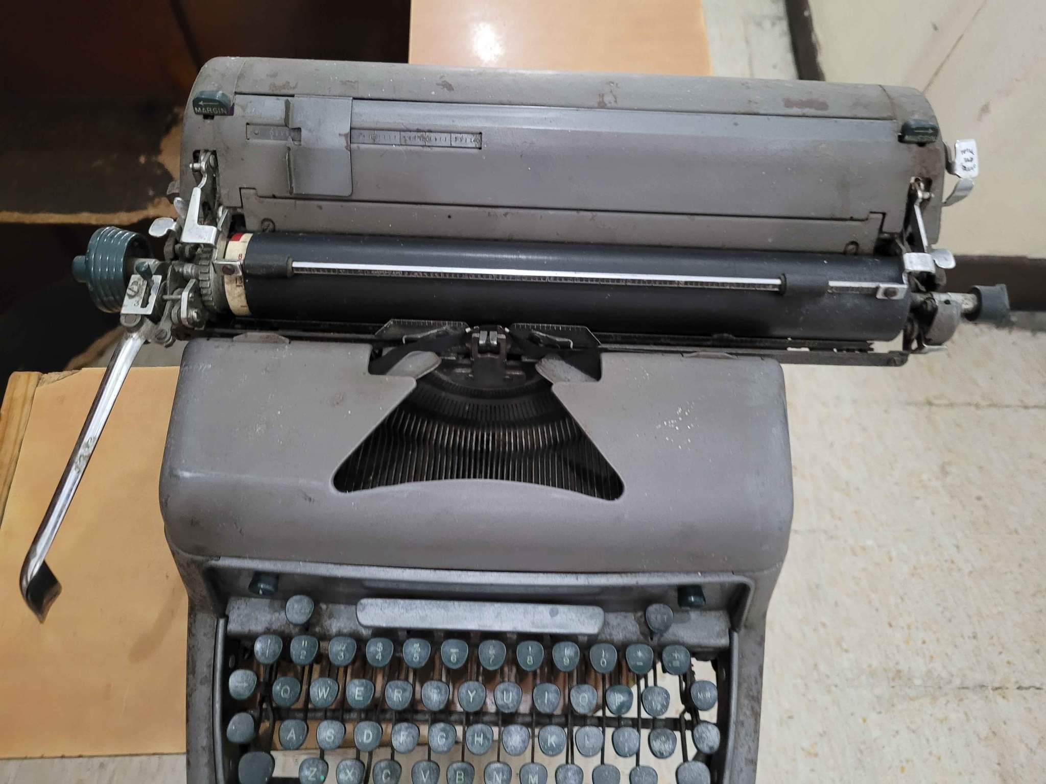Vendo 2 maquinas de escribir antiguas marca ADLER y SMITH- CORONA solo les falta mantenimiento