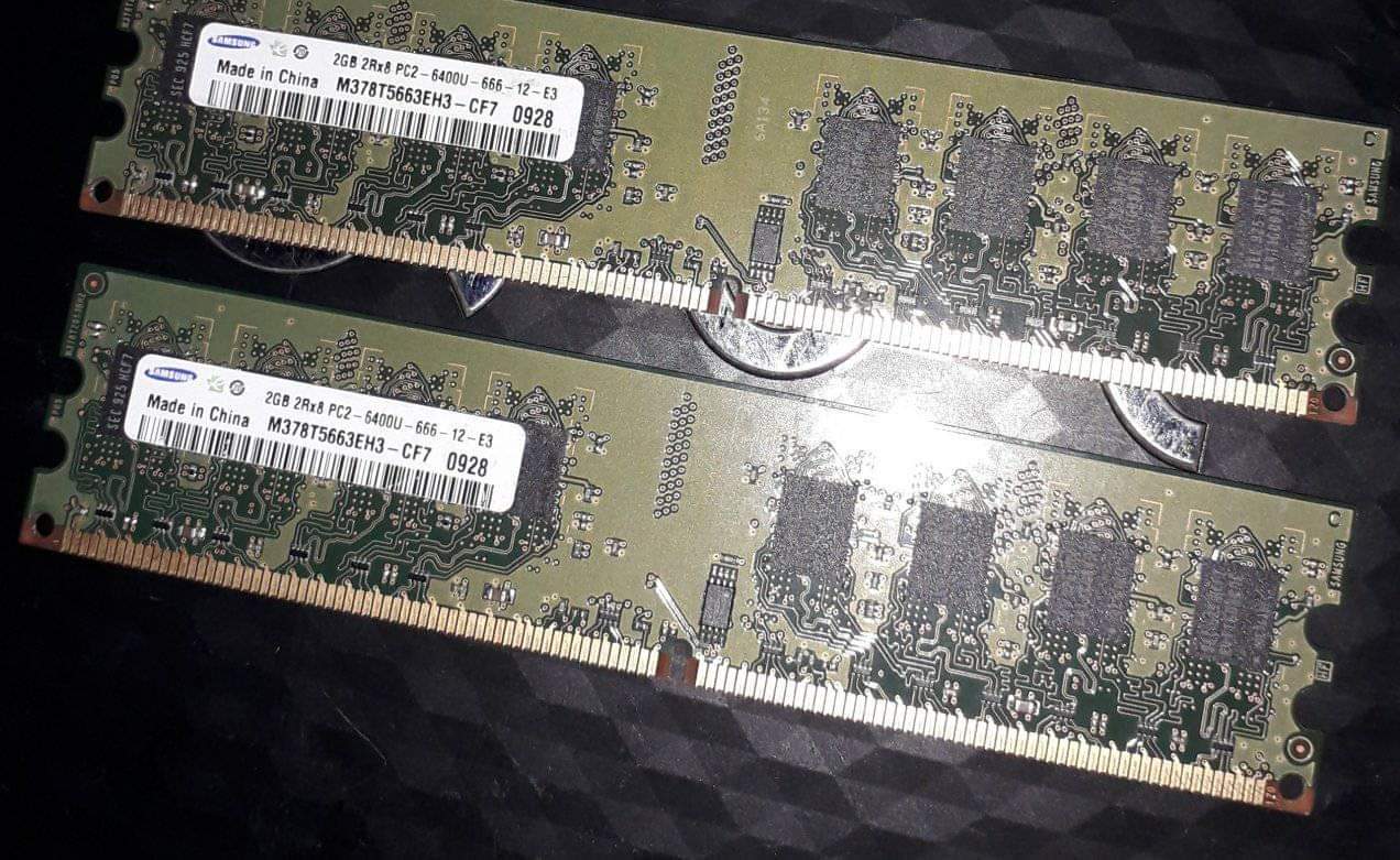 2 memorias RAM DDR2 de 2GB