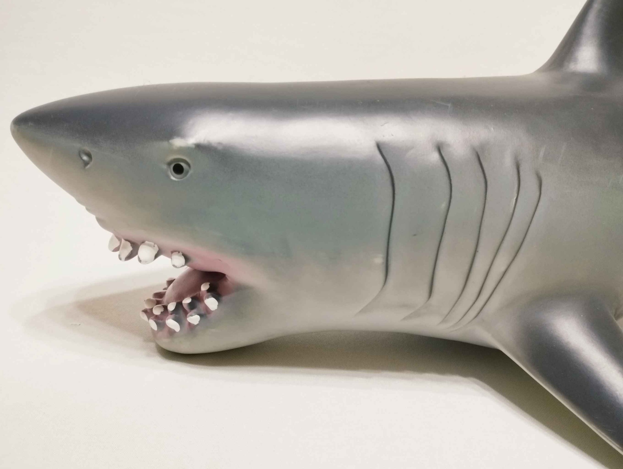 Tiburón grande elaborado material suave muchos rasgos y detalles reales. De 60cm Marca Animal Zone