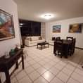 Puede ser una imagen de sala de estar y en interiores