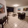 Puede ser una imagen de sala de estar y en interiores
