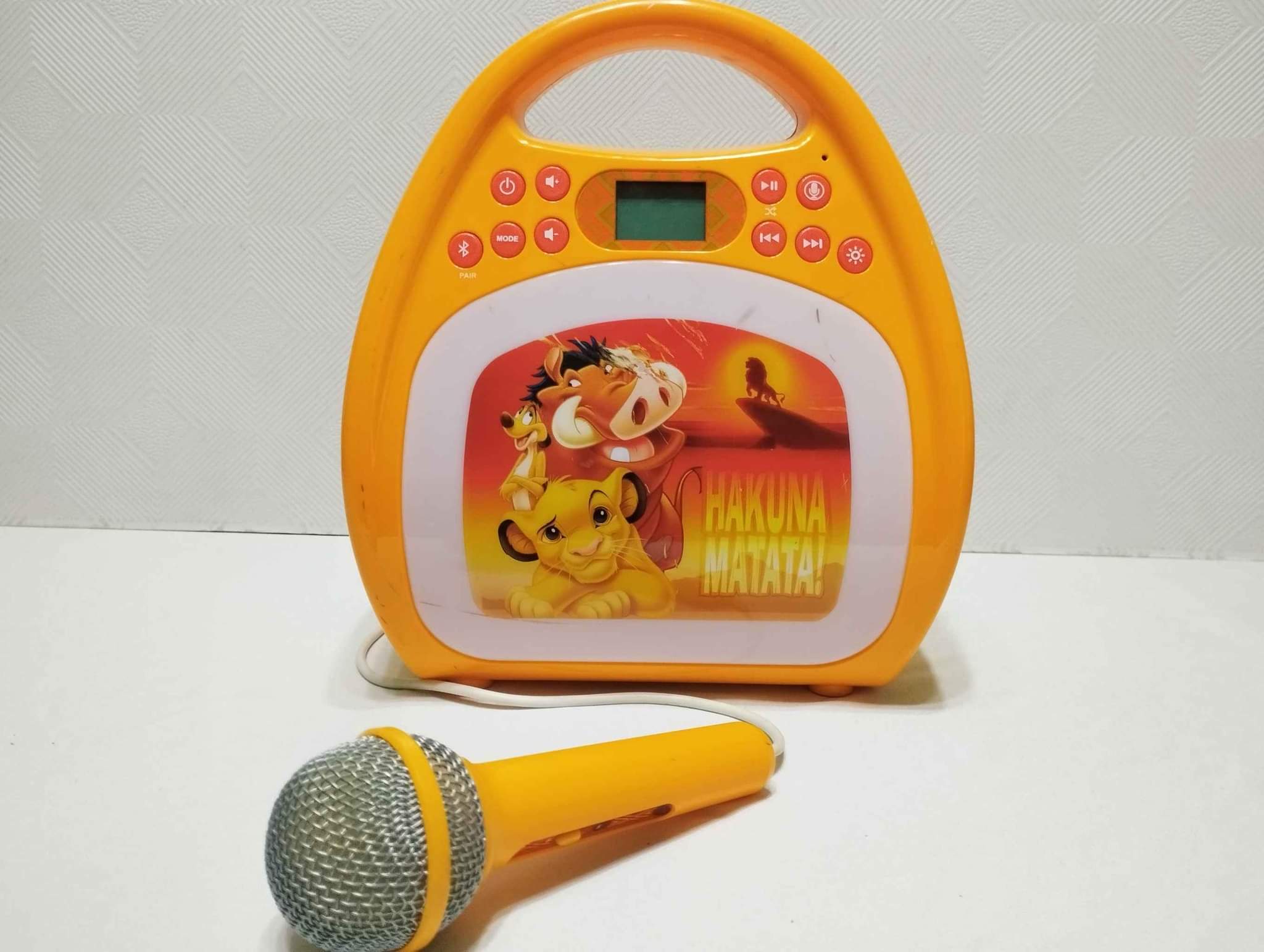 Karaoke  con micrófono incluye conección  USB, teléfono grabador de voz, Recarga