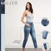Puede ser una imagen de 1 persona y texto que dice "DENIM MUJER SUPER SUPERALTO ALTO MUSLO SEMI AJUSTADO LARGO DE ENTREPIERNA 27 RUEDO SLIM"