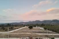 Puede ser una imagen de crepúsculo, césped, horizonte y nube
