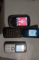 Puede ser una imagen de teléfono y texto