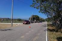 Puede ser una imagen de 2 personas, césped, árbol y carretera