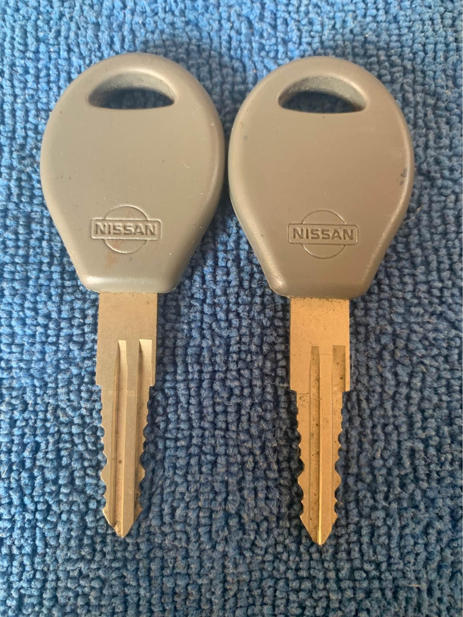Atención cerrajeros tengo un par de llaves originales para automóvil Nissan Q150