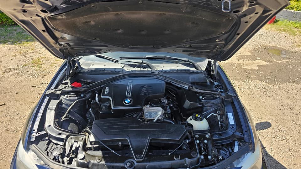 BMW 328i
Twin  turbo 
Modelo 2014 
Motor 2.0 
Gasolina 
Automático 
8 velocidade