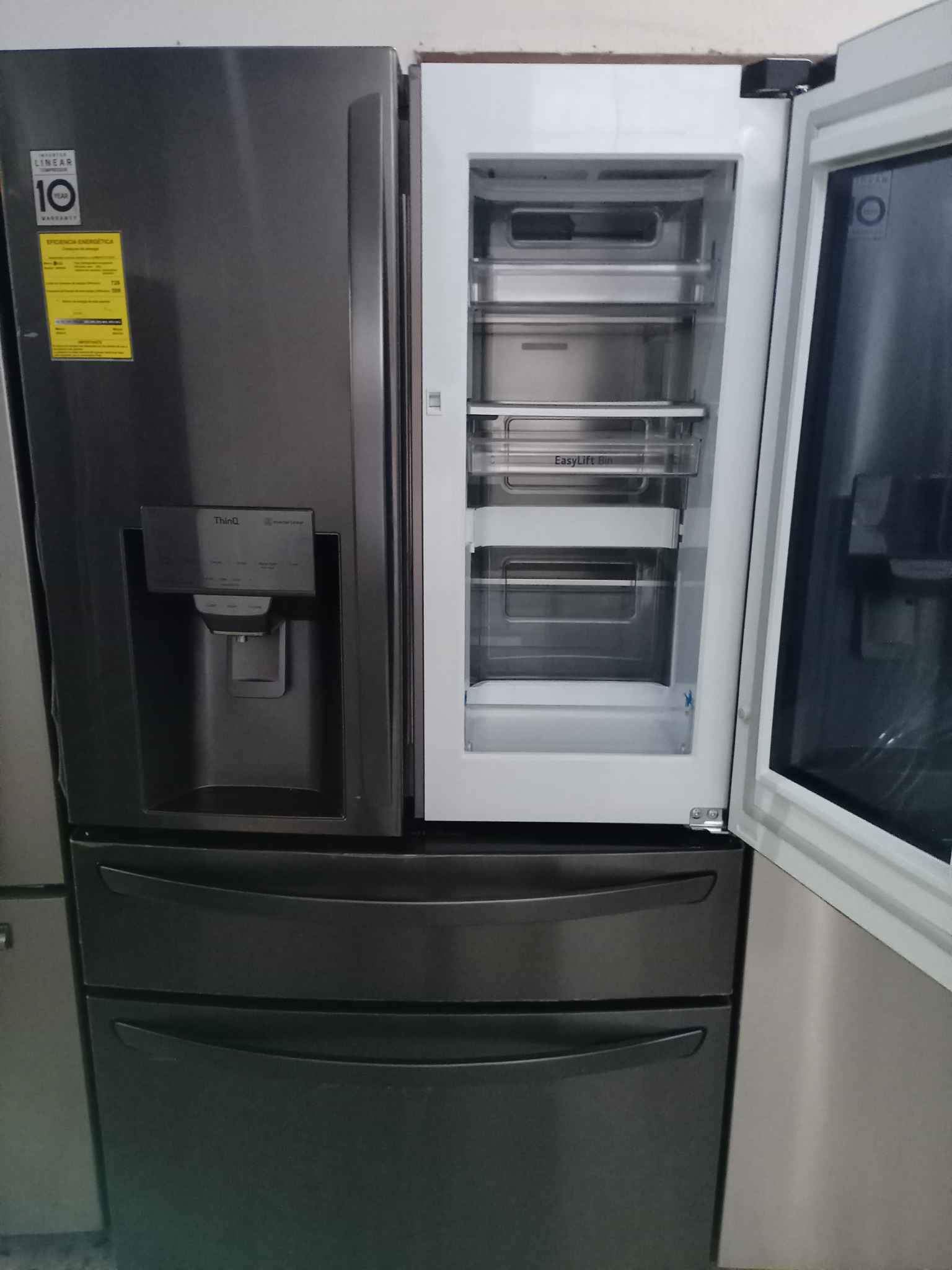 Refrigerador LG de lujo 
 31 pies 
 4 puertas 
 TOC TOC 
 Con ventana 
 Luz led