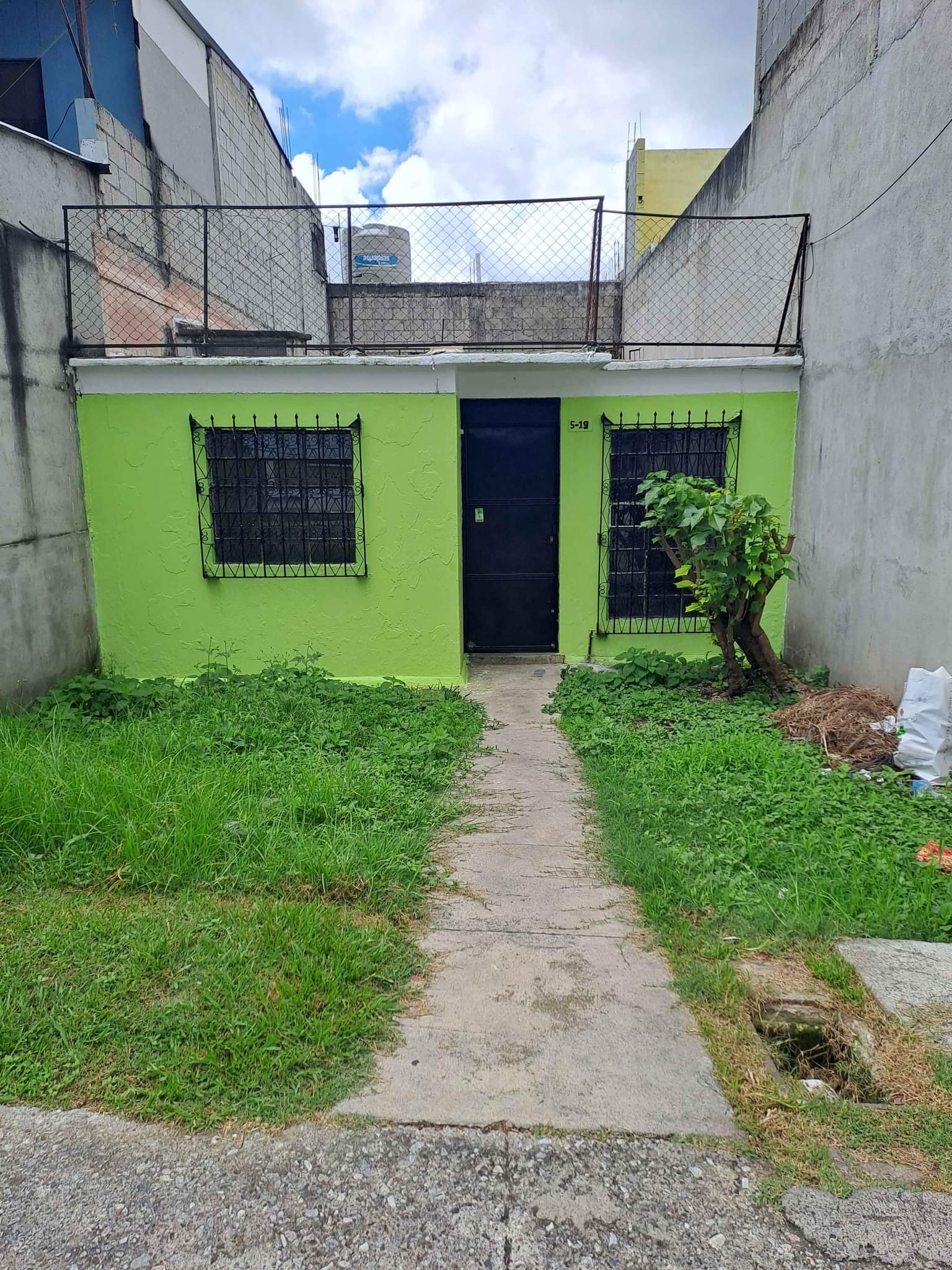 Vendo Casa en Residenciales Pinares del Norte
 Descripción: 
 – Sala 
 – Comedor