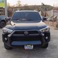Puede ser una imagen de 1 persona, iluminación, jeep, automóvil y texto que dice "ASIE P592KRL AUTOS GUATEMALA"
