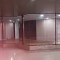Puede ser una imagen de iluminación, puerta corrediza y texto